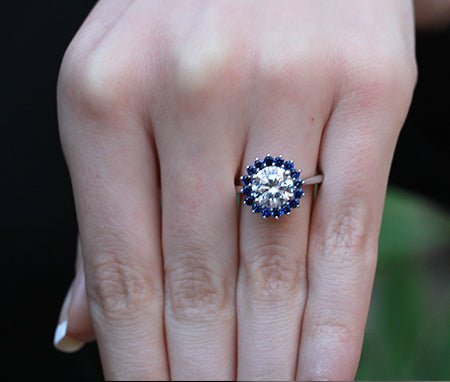 Dicentra Round Moissanite Bridal Set whitegold