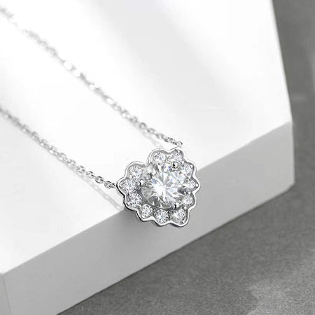 Nessa Moissanite Necklace whitegold